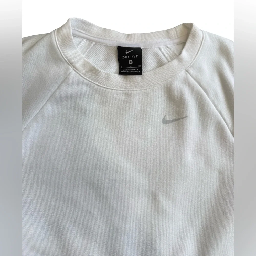 Nike women Dri-FIT Versa cropped cutout back sweatshirt embossed logo Size S - Picture 5 of 9